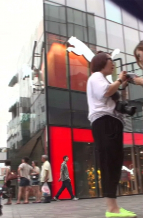 漂亮漏肩美女街头拍照，我也帮着拍