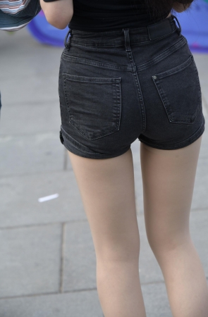 凸凹有致的极品身材美女