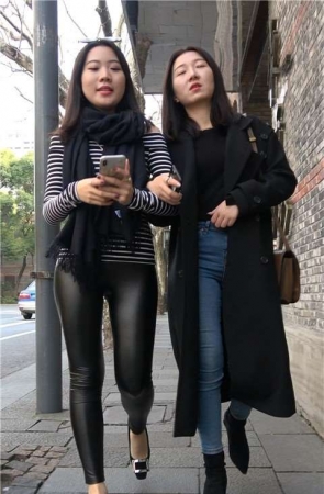 4K 黑色紧身皮裤街拍美臀美女 [756 MB]