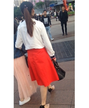 街拍极品甜美高跟美腿长裙美少妇。