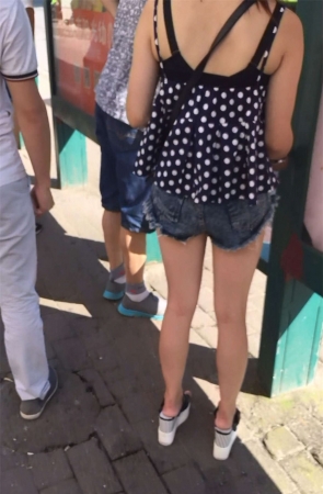 斑点吊带衫超短热裤美眉