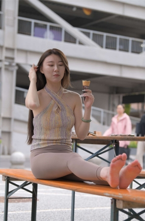 一始街拍作品 与山茶撞满怀