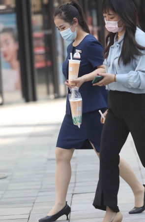 【珏一笑而过】诱惑肉丝街拍高跟OL