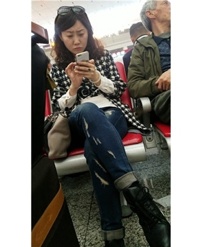 4k超清，候车室内的紧身蓝牛少f