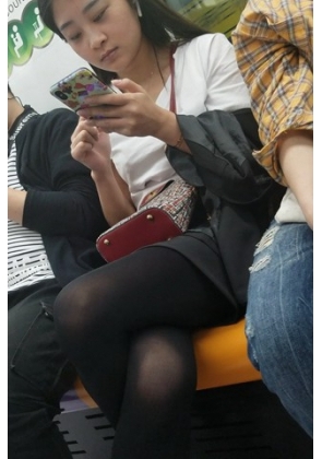 4K – 地铁上美丽的黑丝美姐 [696 MB/MP4]