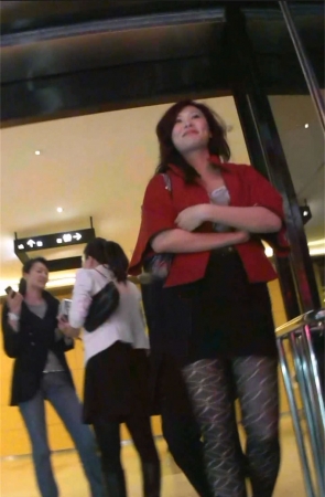 黑丝美熟女和大款一起看电影