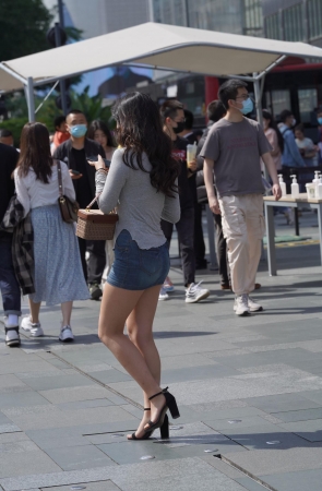 身材曼妙的美女 甜美可人