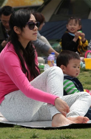 No68 迷人黑超少妇的骨感素足