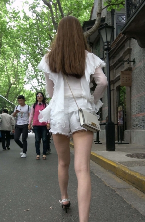 白衣白短裤靓丽美女