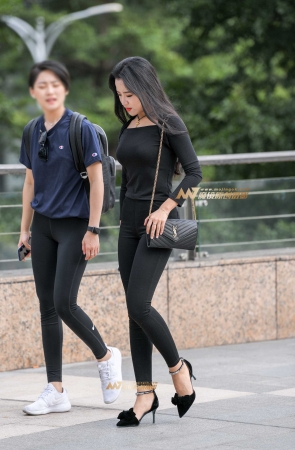 紧身黑裤翘臀美女