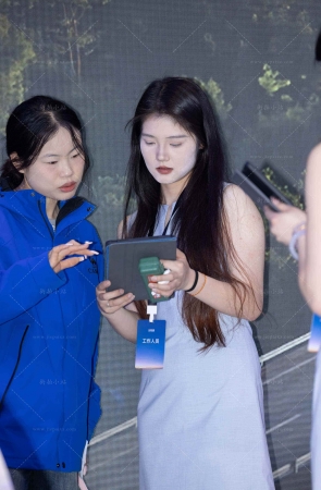 认真向客户介绍车子的小姐姐