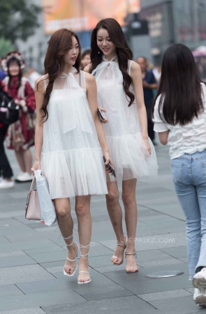 街拍白裙姐妹