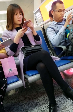 高铁站候车的黑色丝袜蓝色包臀短裙少妇