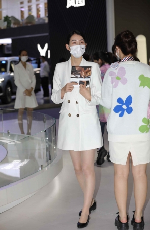 【街拍心灵】车展白街拍制服超薄肉丝美腿销shou