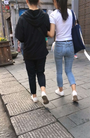 马尾辫白T恤紧身蓝牛