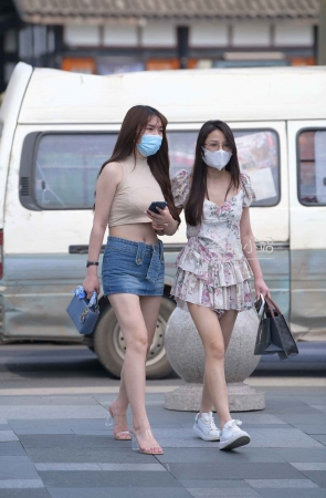 街拍牛仔短裙美腿小姐姐