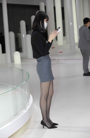 【街拍心灵】偶遇汽车主播街拍黑丝大长腿制服高跟