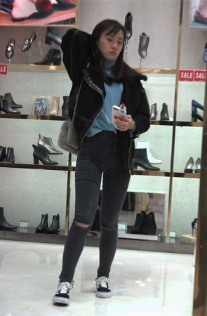 鞋店试鞋子的气质小姐姐