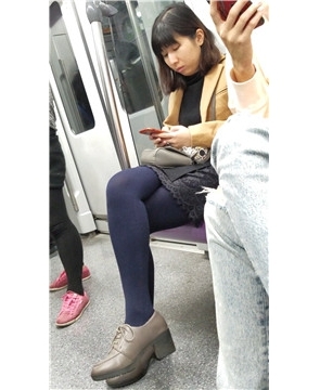 4k-地铁上的极品黑丝美腿性感美女