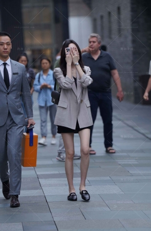 街拍西装外套美腿美眉