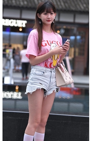 粉衣牛仔热裤小姐姐【套图+视频】