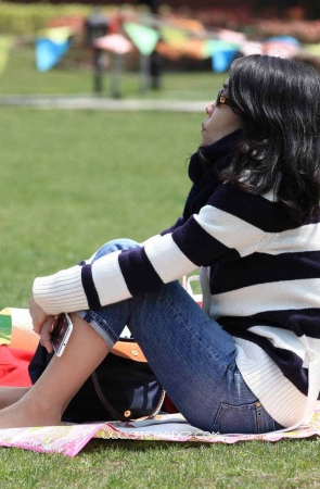 街拍轻熟日本美妇的通透长丝