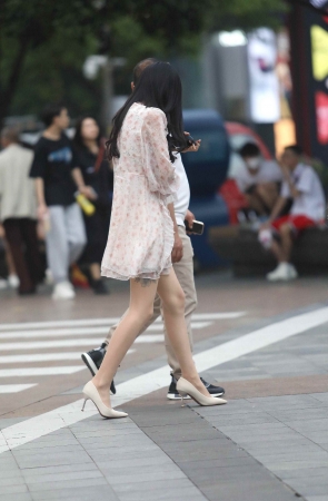 诱惑街拍肉丝高跟shaofu