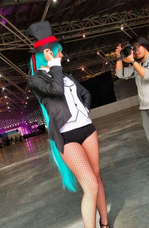 超短裤性感大眼网袜cosplay的美少女