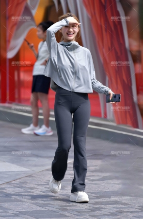 约闺蜜紧身裤小美女