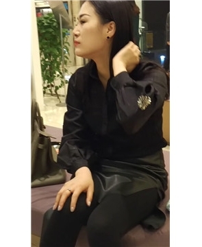 黑丝美足妹子鞋店试鞋，脚太漂亮啦。