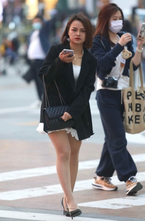 诱惑肉丝街拍高跟shaofu