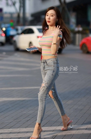 纤细苗条的破洞牛仔美女