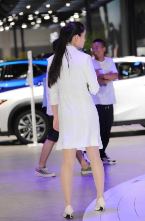 【街拍心灵】雷克萨斯品牌大使肉丝高跟街拍美腿