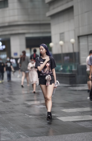 清秀的背包女孩