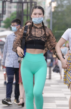 果绿紧身裤阳光女孩