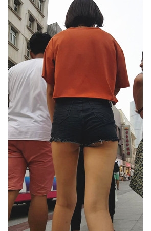 黑色短裤月牙小妹