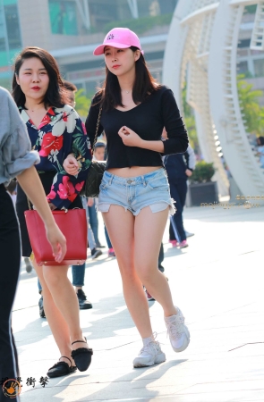 牛仔热裤美女气质佳