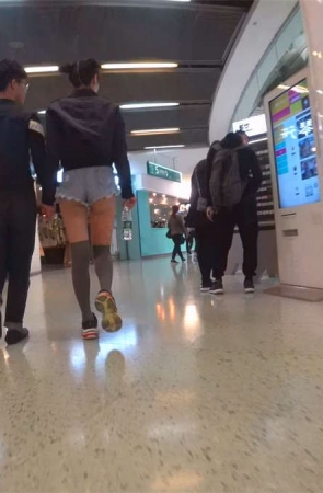 性感短牛仔热裤美臀小姐姐