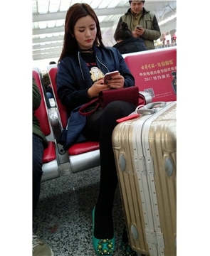 4k-街拍颜值爆表高冷丝袜打底裤美女