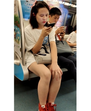 街拍清纯靓妹 [723 MB/mp4]