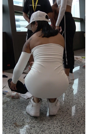 白色一字抹胸装小姐姐