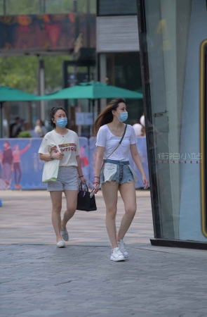 街拍白T恤热牛小姐姐