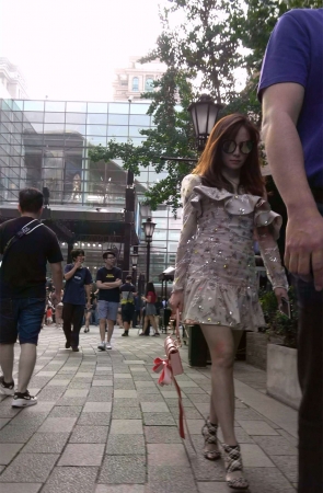 连衣裙高跟美女