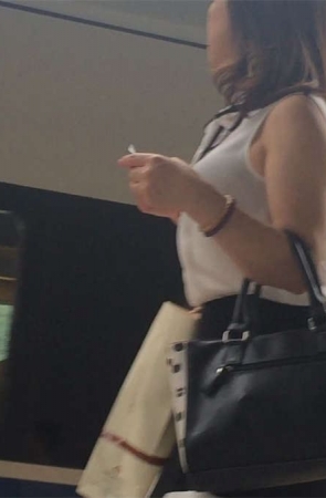 车站等车的黑色丝袜熟女最诱惑