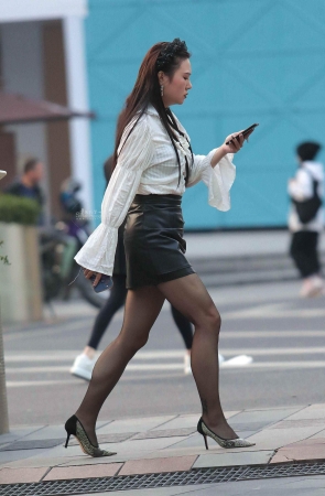 诱惑街拍黑丝高跟少妇-13P