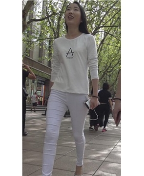 4k-街拍跟闺蜜逛街的紧身白裤高跟美腿清秀美女 [2.16 GB]