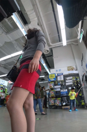 大红色短裙美女商场玩健身器材