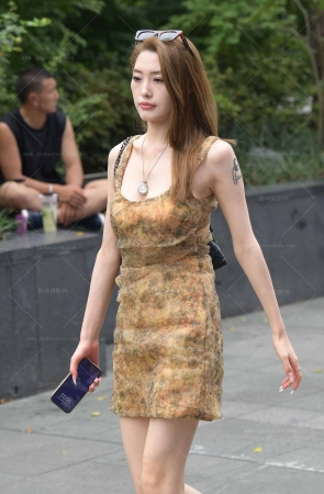 24629-15=70√低胸吊带裙～凉拖美腿美少妇 13P