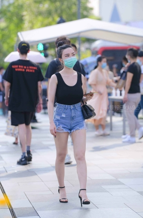 丸子头，美腿凉高街拍美女