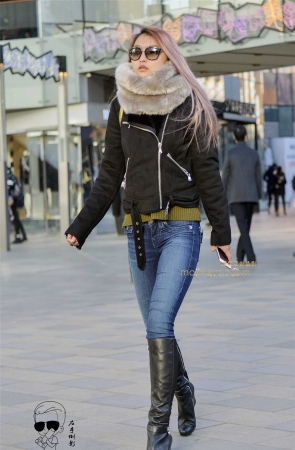 牛仔裤紧绷彰显魔鬼身材{2017-2-10-21p}